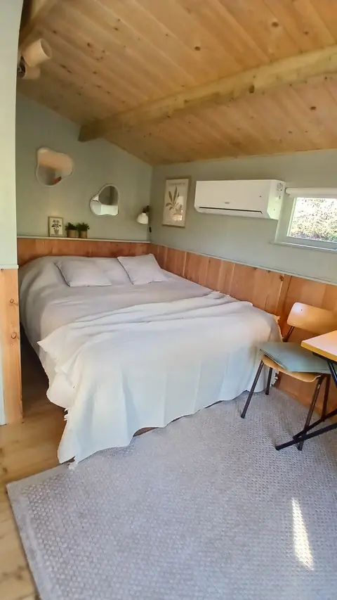 Tweepersoonsbed in De Appel met de airco erboven