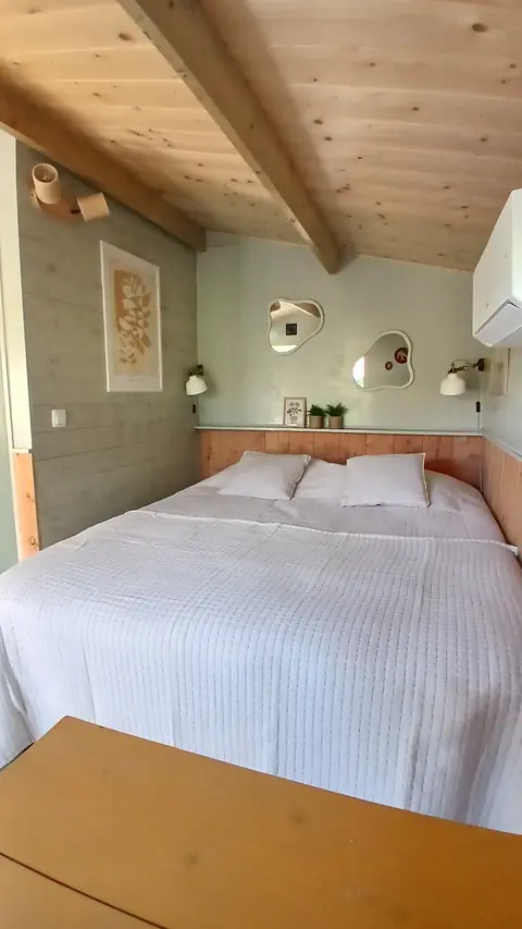 Tweepersoonsbed met airco en tafeltje in De Appel