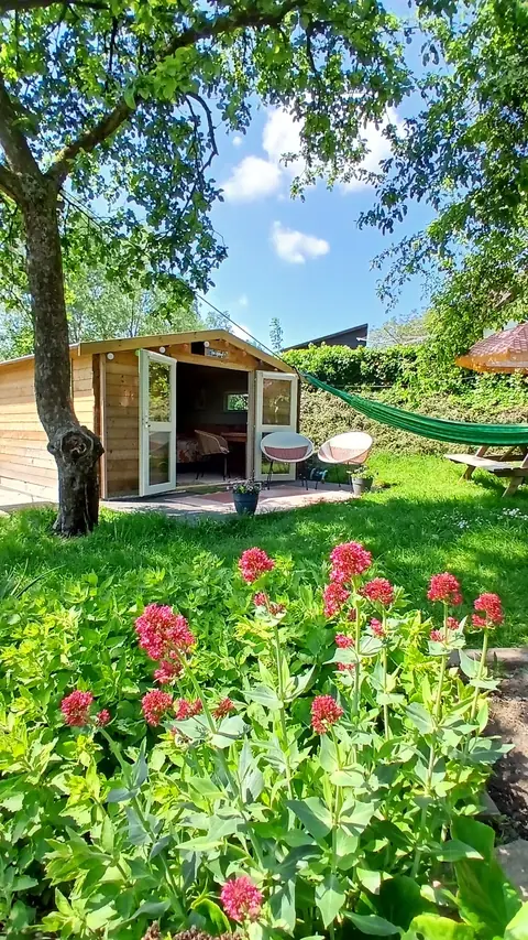De Appel met rode bloemen op de voorgrond