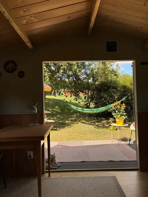 Doorkijk vanuit De Appel naar de zonnige tuin