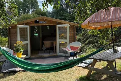De Appel met hangmat en roze parasol in de zon