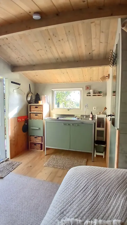 Kitchenette van De Appel, gezien vanaf het bed