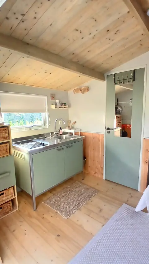 Kitchenette en deur naar de badkamer in De Appel