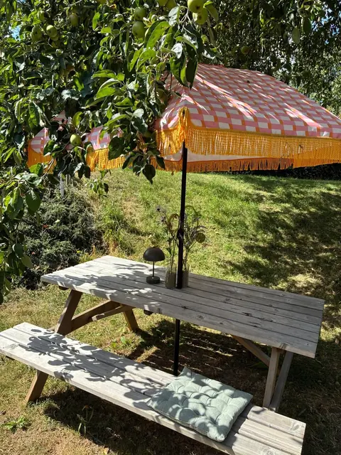 Picknicktafel met parasol bij De Appel