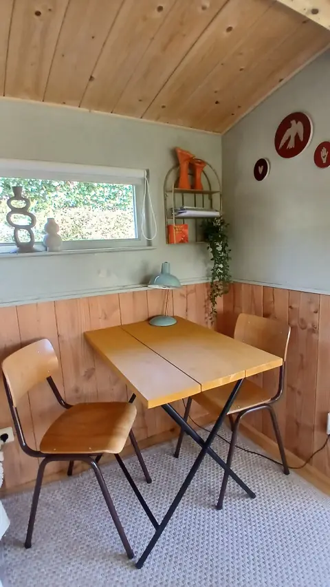 Tafeltje met twee stoelen bij het raam in De Appel