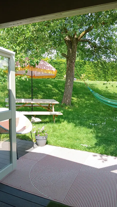 Uitzicht vanaf het terras van De Appel over de tuin