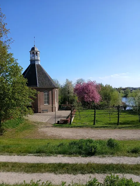 Het kerkje aan de dijk in Boven-Leeuwen