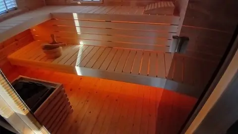 De Finse sauna met houten banken