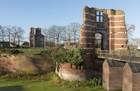 De ruïne van het kasteel van Batenburg aan de gracht