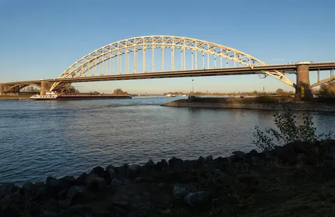 De Waalbrug in Nijmegen in avondlicht