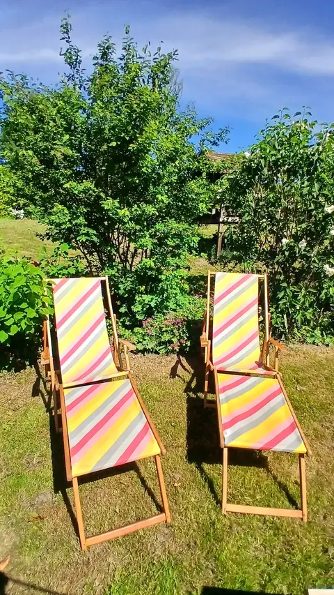 Twee gestreepte ligstoelen in het gras