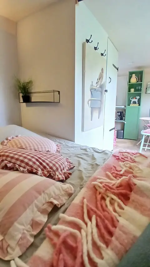 Tweepersoonsbed met zachte plaids in De Walnoot