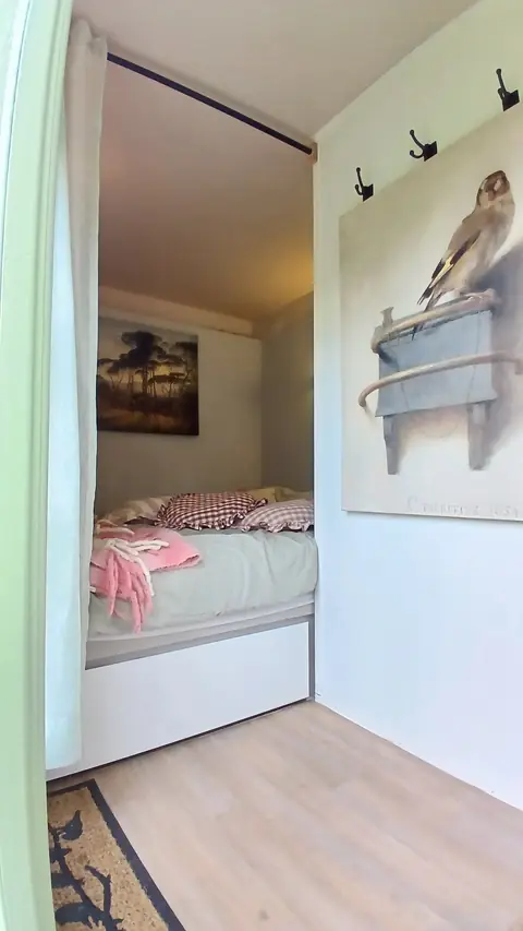 Doorkijk naar de bedstee van De Walnoot