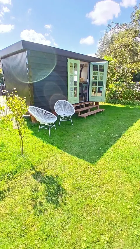 De Walnoot met twee tuinstoeltjes in de zon