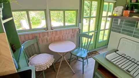 Zithoek met rond tafeltje en stoelen in De Walnoot