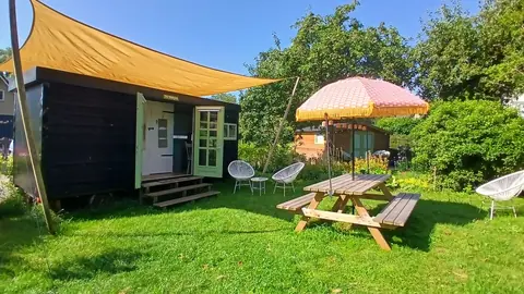 Pipowagen De Walnoot met zonnezeil, parasol en picknicktafel in de tuin